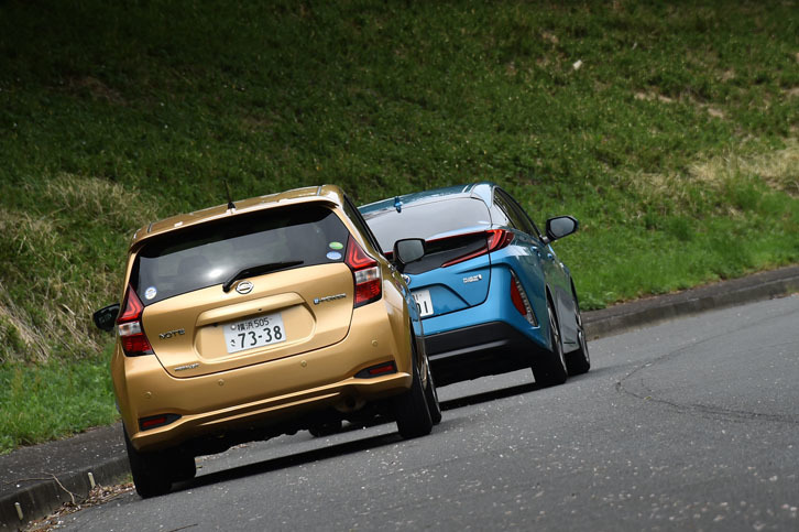 今回は、約370kmの道のりを試乗。満タン法の燃費は「プリウスPHV」が32.1km/リッター、「ノートe-POWER」は17.1km/リッターを記録した。