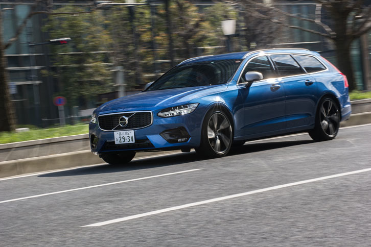 試乗車のボディーカラーは「R-Design」専用色の「バースティングブルーメタリック」。深みのある色あいが特徴的な「パッションレッド」も専用色として設定されている。