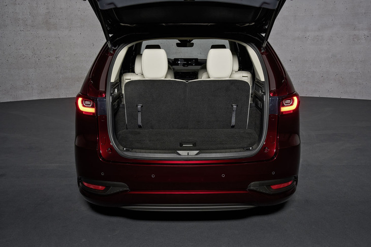 3列目を起こしたところをテールゲート側から見る。この状態でもゴルフバッグやベビーカーを積めるという。