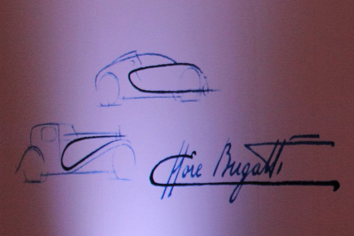 「ブガッティ・シロン」のボディーサイドに取り入れられた「Cライン」は、エットーレ・ブガッティのサインをモチーフにデザインされたという。