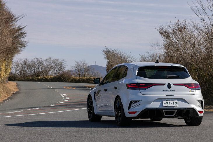 「ルノー・メガーヌR.S.ウルティム」のベース車は、サーキットでの走りを追究した「メガーヌR.S.トロフィー」であり、ウルティムにもコーナリングスピードを重視した調律のシャシーや、トルセンLSD、前輪アルミ製ハブ、鋳鉄製スリット入りブレーキディスクなどが装備されている。