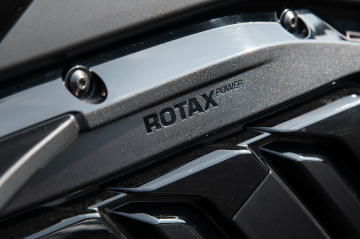 エンジンは1330ccの水冷4ストローク3気筒。BRP傘下のROTAX製で、115hpの最高出力と130.1N・mの最大トルクを発生する。