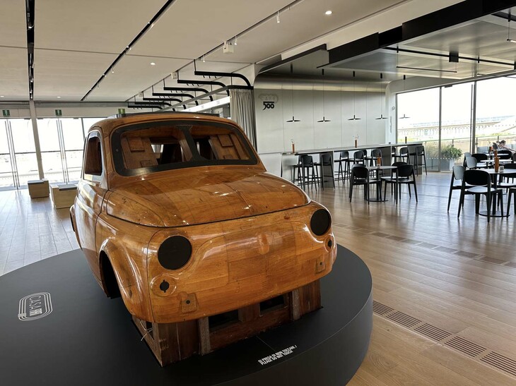 「カーザ・フィアット」の展示から。1957年「フィアット500」（ヌオーヴァ・チンクエチェント）のプレス金型をつくるためのマスターモデル。現在では樹脂を用いるところをマホガニー材で製作している。以下特記なきものは、2024年7月筆者撮影。