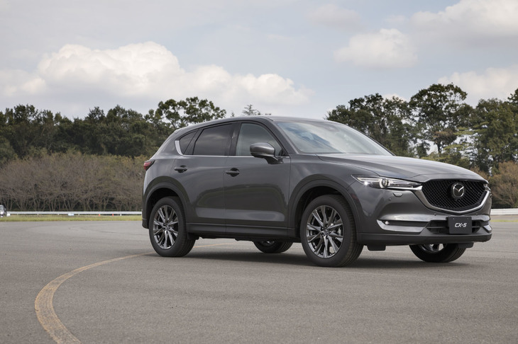 マツダによれば、初代「CX-5」の導入当初はディーゼルモデルの販売比率が80％を超えるほどだったが、2017年にはガソリンモデルの比率が40％近くまで向上しているという。