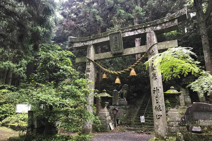 両子寺の境内には神仏習合の証しとなる鳥居がある。