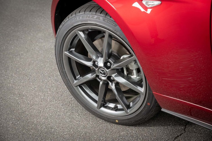 標準装着ホイールの塗装色が「ガンメタリック」から「ブラックメタリック」へと変更されている。