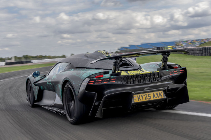 「ヴァルハラ」のボディーは、アクティブエアロダイナミクスの働きにより、240km/hから350km/hの範囲で常に600kg以上のダウンフォースを生み出す。逆に、DRS（ドラッグリダクションシステム）により過度なダウンフォースを“逃がす”調整も行われる。