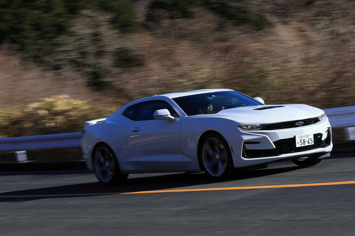 6.2リッターV8エンジンのパワーに目が奪われがちな「カマロSS」だが、優秀な足まわりの調律と標準装備のLSDにより、コーナリングも楽しめるマシンとなっている。