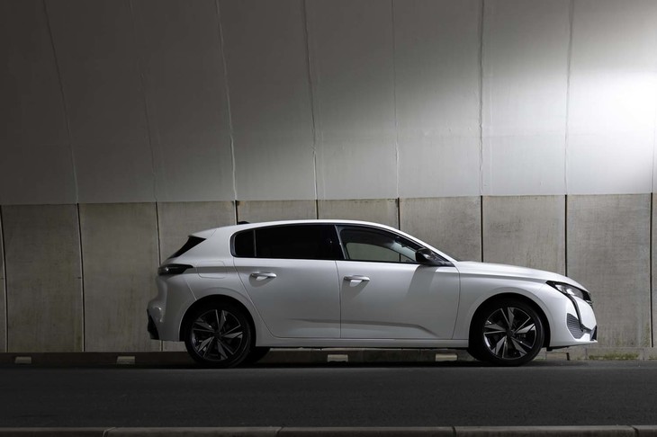 フルモデルチェンジでサイズが一気に拡大した「308」。特に全長は145mmも拡大して4420mmにも達している。