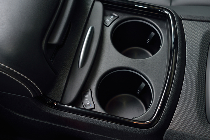 センターコンソールのカップホルダーには、保冷・保温機能が備わる。