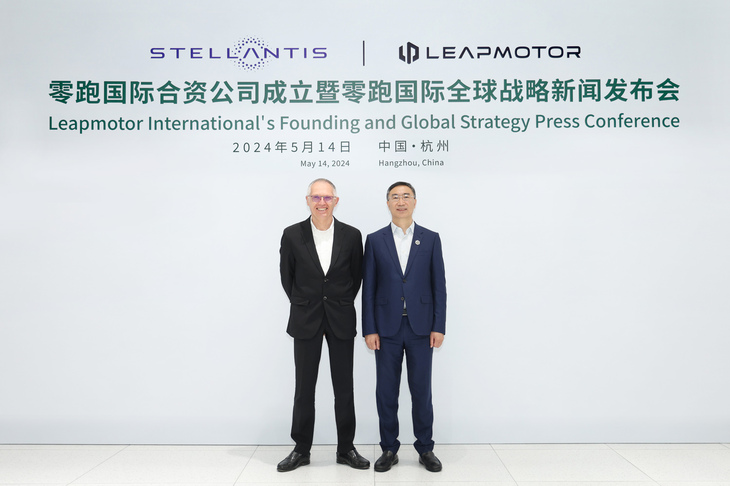 2024年5月14日に行われた、ステランティスとリープモーターによる合弁会社設立の調印式の様子。ステランティスのカルロス・タバレスCEO（左）と、リープモーターの創業者で会長兼CEOの朱 江明氏（右）。