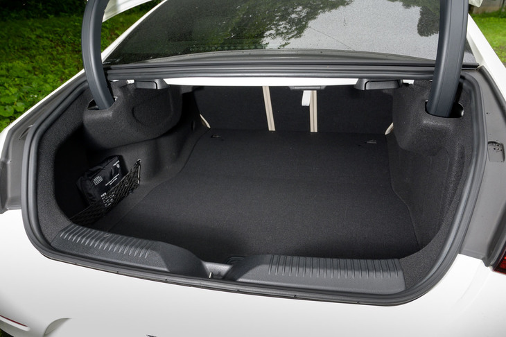 “4ドアクーペ”とはいえ基本となる車形はセダン。リアには乗車スペースとは分離されるかたちで、容量520リッターのトランクルームが備わっている。