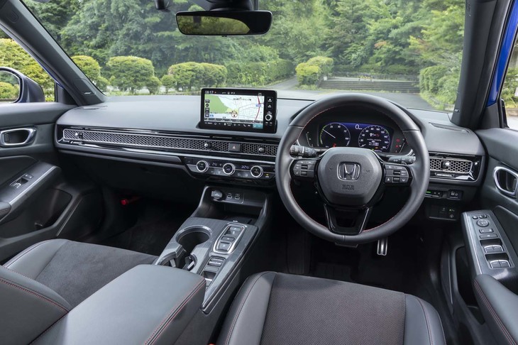 インストゥルメントパネルは分かりやすい水平基調。中段を左右に横断するエアコン吹き出し口のメッシュが目を引く。