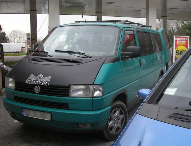 そうした東欧のバンは、たびたびマットブラックのカッティングシートをフロントフードに貼っている。