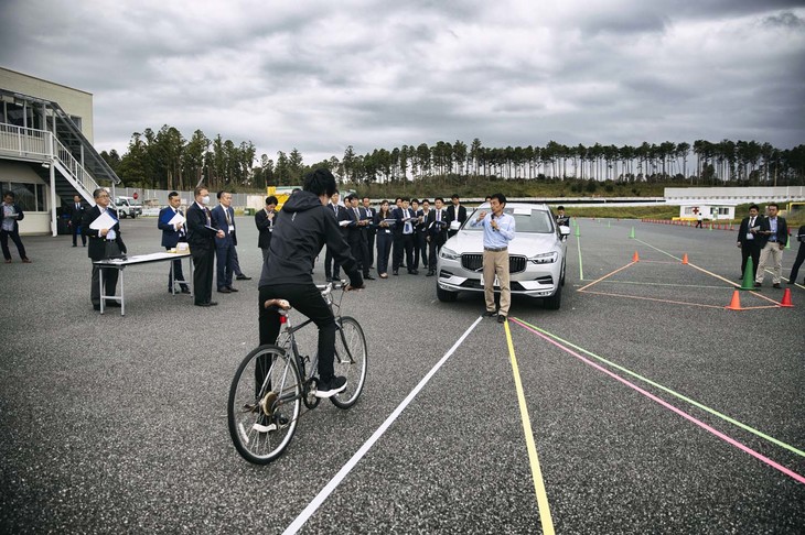 予防安全機能を支える、レーダーとカメラの認識範囲について説明を受ける様子。