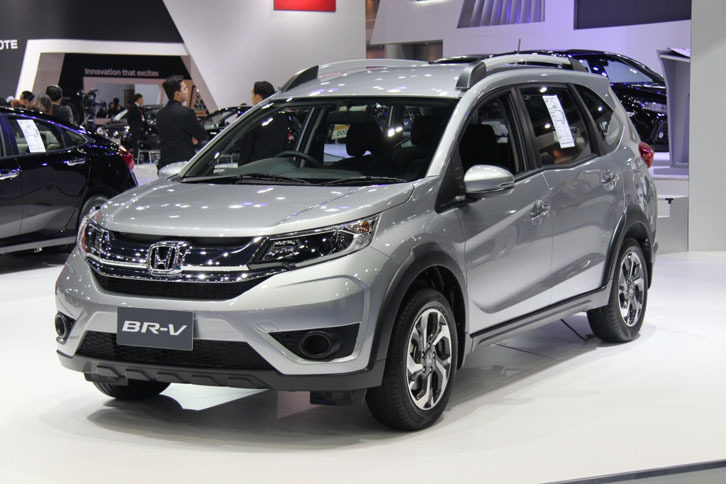このクルマは何でしょう？ 「ホンダBR-V」という3列シーターも選べるアジア向けコンパクトSUV。全長は約4.5m。1.5リッター自然吸気エンジンを積んでいて、価格は約240万円からです。タイは税金（内税となっている“ぜいたく税”）などの関係で日本よりもクルマの価格が高く表示されるので、それを差し引いて日本での価格設定を想定すると、200万円弱といったところでしょうか。