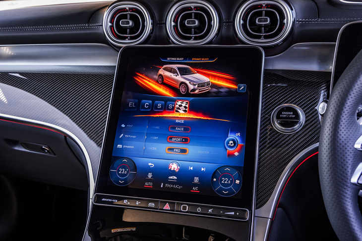 駆動システムとトランスミッションのレスポンス、ステアリング特性、サスペンションの減衰特性、サウンドなどの主要なパラメーターが変更される「AMGダイナミックセレクト」を搭載。写真は8種類の走行モードのなかから、最強モードの「RACE」を選択した様子。