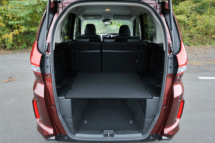 ラゲッジルームには耐荷重200kgのラゲッジボードを装備。また、両サイドには片側10個のユーティリティーナットが備わる。（写真をクリックすると、シートアレンジが見られます）