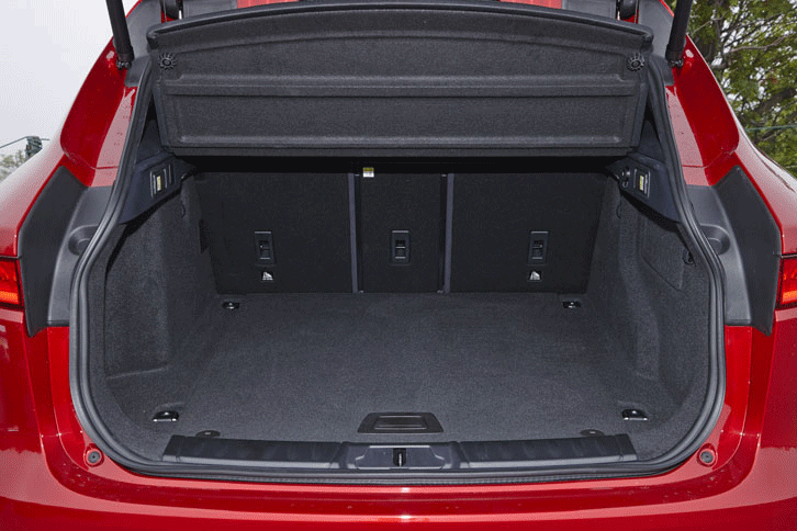 荷室の容量は、標準の状態で508リッター。3分割式の後席を前方に倒すことで、最大1598リッターにまで拡大できる。（画像をクリックすると荷室のアレンジが見られます）