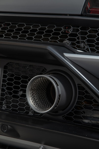 リアディフューザーの上から突き出た2本出しの極太マフラー。「ウラカン」のレースモデルをモチーフにデザインされており、「スポーツ」モード選択時には刺激的なサウンドを発する。