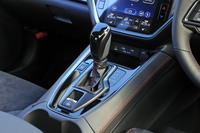 変速機には「スバルパフォーマンストランスミッション」と呼ばれる最新のCVTを採用。8段ステップ変速機能付きで、歯切れのよい変速によりスポーティーな走りを楽しめる。