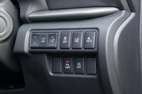 ダッシュボードの右端に備わる、ヘッドアップディスプレイや運転支援システムの操作パネル。「エクリプス クロス」には自動緊急ブレーキや車線逸脱警報、誤発進抑制制御機能など、さまざまな予防安全機能が用意されている。