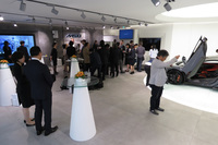 「マクラーレン麻布」の内観。