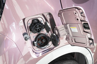 機能面では、充電ポートにも新たにイタズラ防止用のロックが採用されている。