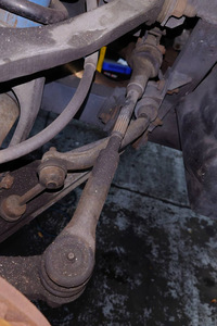 もはや部品が出てこないGen2「バイパー」のリアのインナーロッド。通常のお店なら「部品がないからもう直せません」で終わりだ。古いクルマを末永く持ち続けたいという人は、経験豊富な専門店を知っておくべきでしょう。