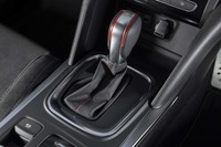 トランスミッションは、デュアルクラッチ式の6段AT。選択した走行モードに合わせてギアレシオとシフトパターンが変化する。