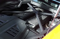 2016年10月にニュルブルクリンク北コースで量産車トップタイム（当時）をマークした「ペルフォルマンテ」譲りとなる最高出力640ps、最大トルク600Nmを誇る自然吸気V10エンジンをリアミドに搭載。