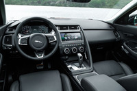 3スポークのステアリングホイールにセンターパネルの3連の空調スイッチ、そしてセンターコンソールの“グリップハンドル”と、インテリアはスポーツカー「Fタイプ」に対するオマージュに満ちている。