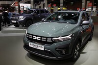 2023年のダチアは、全車にフェイスリフトが施された。手前は最量販車種「サンデロ」のクロスオーバー版「サンデロ ステップウェイ」、写真左奥はSUVの「ダスター」。2022年10月、パリモーターショーで。