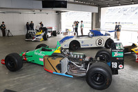 「シン・モーターファンフェスタ2026」の会場では、歴史的なレーシングカーを間近に見ることもできた。写真手前は1989年のF1日本グランプリのウィナー「ベネトンB189」で、その奥に見えるのは、トヨタ初の本格レーシングカーで「トヨタ7」である。