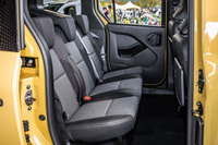 後席は3人掛けで、3座独立になっているのが新旧「カングー」の特徴（写真は新型カングーのもの）。前席背面には後席用のピクニックテーブルも備わる。