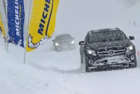 
	「ノートe-POWER」に続いて試乗したのは、メルセデス・ベンツのSUV「GLA」。4WDということもあり、安心して雪道を走ることができた。
	