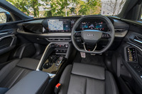 インテリアのデザインは最新のアウディ各車に共通のもの。操作系も同様で、ドアコンソールのコントローラーもパネル式とするなど、物理スイッチは極力排されている。