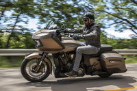 2019年に発表された「インディアン・チャレンジャー」。アメリカンクルーザーならではの美しさとモダンなパフォーマンスを両立させたツーリングモデルで、同時期に登場した「FTR」ともども、マーケットにインディアンの新世代到来を印象づけた。