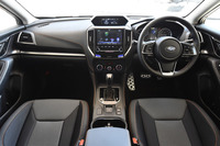 インテリアでは質感を大切にしている。またオレンジステッチをアクセントとして随所に施し、遊び心やアクティブ感を表現している。