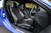 「GT」グレードにはアルカンターラと本革のコンビネーションシートが装着される。