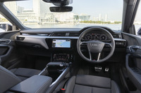 ダッシュ中央に上下2段式のタッチスクリーンをレイアウトしたインテリアは「A6」以上の上級モデル専用。シルバーとブラックの端正な雰囲気はアウディならでは。