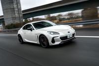 「BRZ」の先進運転支援システム（ADAS）は、他のスバル車と比べるとやや簡素。レーンキープアシストなど操舵系の支援機能は搭載されていない。