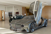 エントランスを抜けると、創立100周年を記念して製作されたコンセプトカー「EXP 100 GT」が、ゲストを出迎えてくれる。