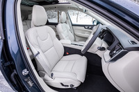 質感のいいパーフォレーテッドファインナッパレザーシートを採用する「インスクリプション」グレード。前席にはヒーターとベンチレーションのほか、マッサージ機能が備わっている。