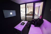 ボーズ・オートモーティブの「クリアボイス」のデモ。手前の室内から車内の乗員に電話をかけて会話する。車内のラジオ、カーナビ、そして同乗者の声が見事にノイズリダクションされて、快適な通話をすることができた。