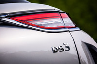 「DS 3クロスバック」の1.2リッター直3ガソリンターボエンジン車「PureTech」や電気自動車「E-TENSE」に次いで導入された、1.5リッター直4ディーゼル車「BlueHDi」。エンジンは1.6リッターの「DV6」をベースに、81％のパーツを改良した最新の「DV5」を搭載する。