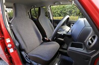 ヘッドレスト一体型のシート。デニム調の表皮は、「あらゆる世代に親しまれている」という考えから採用された。