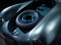 フロントサスペンションはフォルクスワーゲンのままの、トーションバー式ダブルトレーリングアームなので、荷室スペースは浅いが、なんとかスペアタイヤも搭載可能。