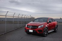 「GLEクーペ」ファミリーには、3リッターV6ディーゼルエンジン（258ps／63.2kgm）を搭載する「GLE350d 4MATICクーペ」「GLE350d 4MATICクーペ スポーツ」の他に、5.5リッターV8ツインターボ（585ps／77.5kgm）を搭載する、「AMG GLE63 S 4MATICクーペ」がラインナップされる。