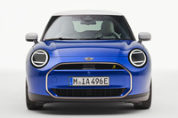 「MINIクーパー」を前から見ると、バンパーの左右下部が削り込まれており、意外と頬がシュっとしている。真正面からでもタイヤがのぞいて見えるほどだ。